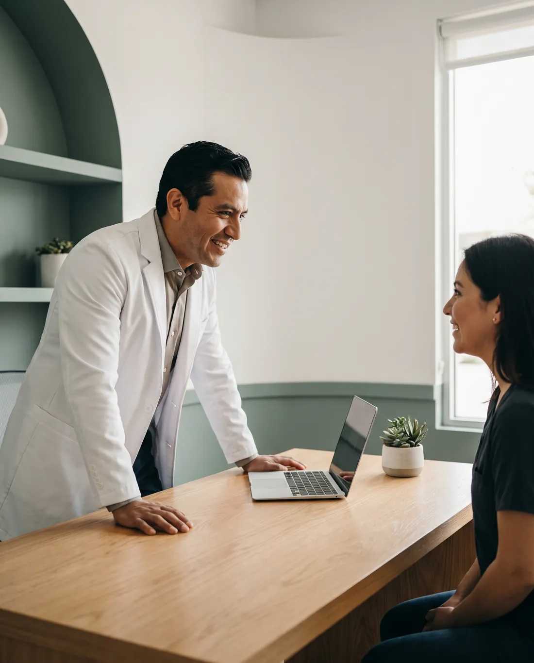 Médico atendiendo a una paciente en su consultorio