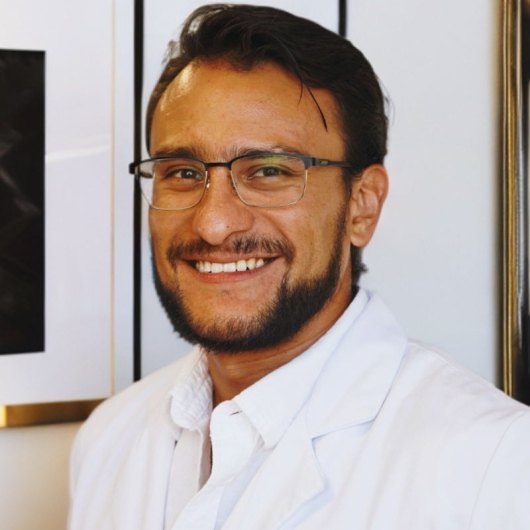 Dr. Enrique Vélez