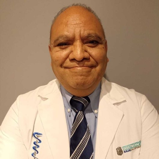 Dr. Efrén Fong